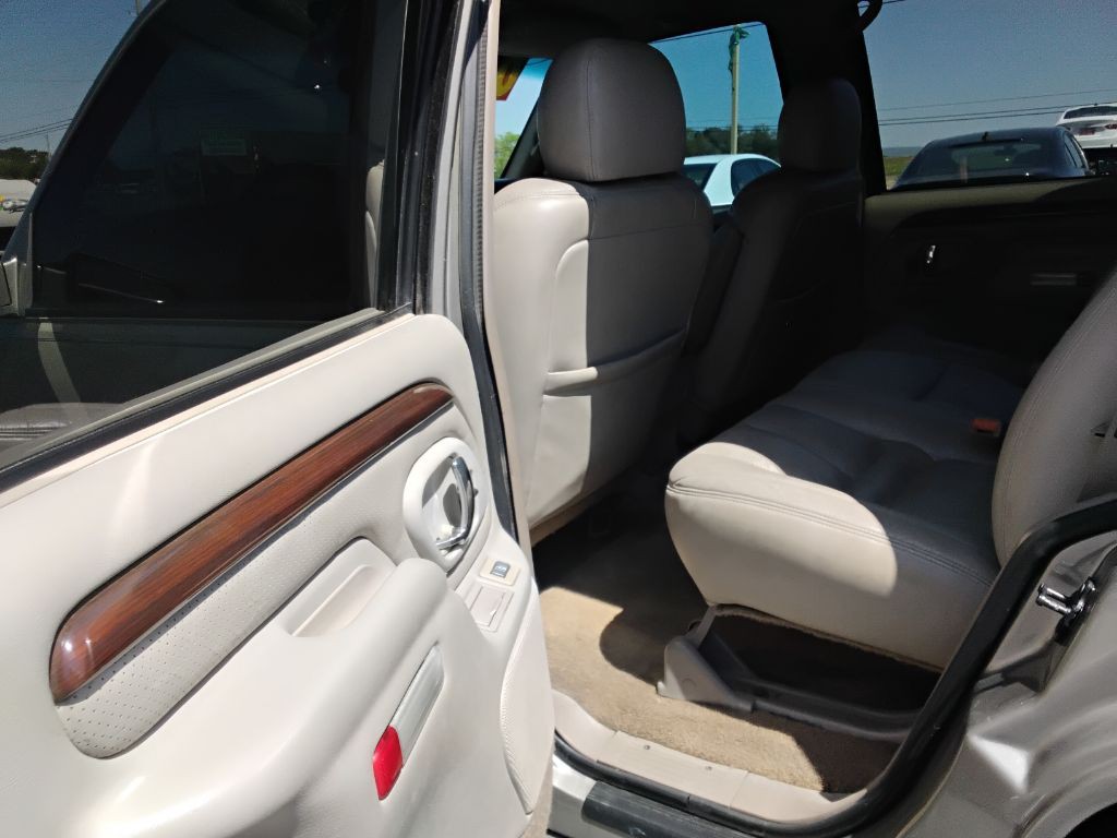 2000 Cadillac Escalade Image 6