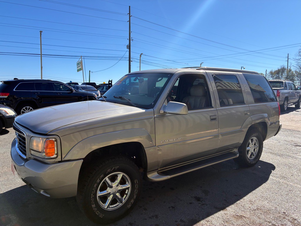2000 Cadillac Escalade Image 3