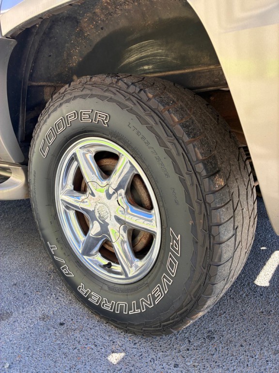 2000 Cadillac Escalade Image 8