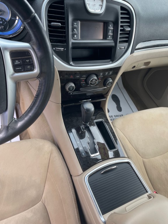 2012 Chrysler 300 Image 17