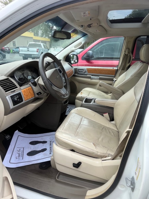 2008 Chrysler Town & Country Image 12