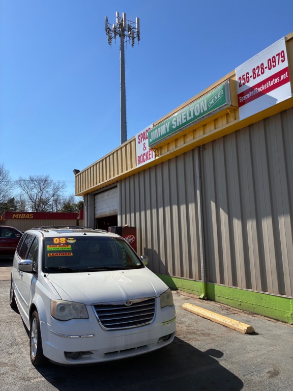 2008 Chrysler Town & Country Image 2