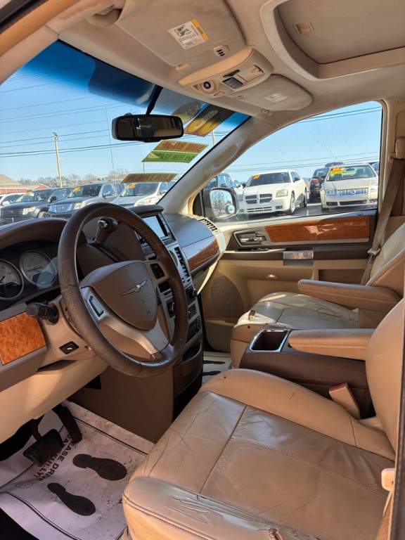 2008 Chrysler Town & Country Image 3