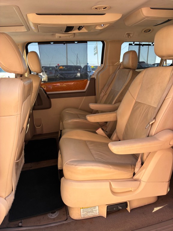 2008 Chrysler Town & Country Image 4