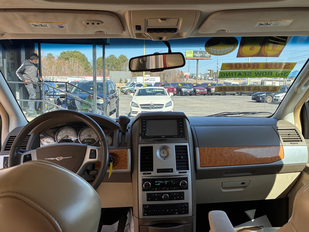 2008 Chrysler Town & Country Image 6