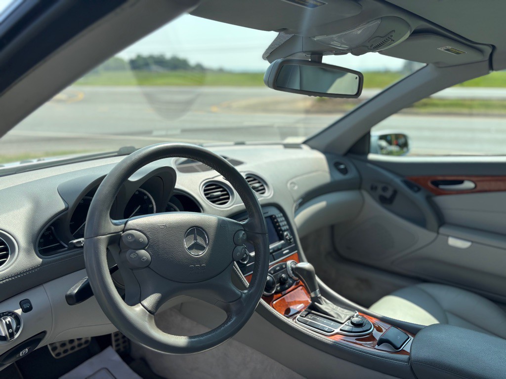 2005 Mercedes-Benz SL-Class Image 9