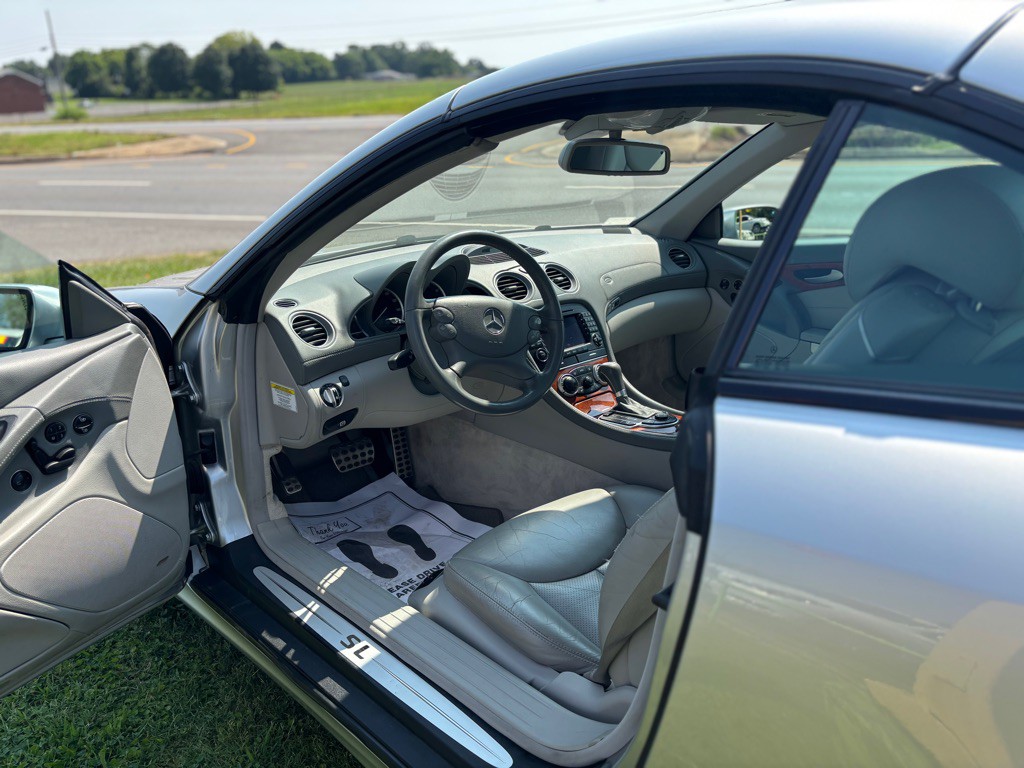 2005 Mercedes-Benz SL-Class Image 24