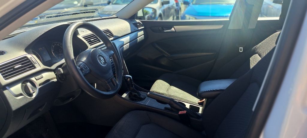 2013 Volkswagen Passat Image 9