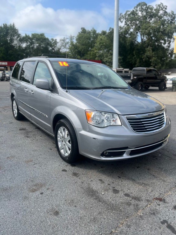 2016 Chrysler Town & Country Image 1