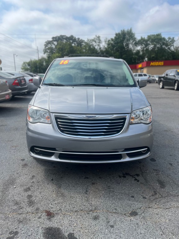 2016 Chrysler Town & Country Image 2
