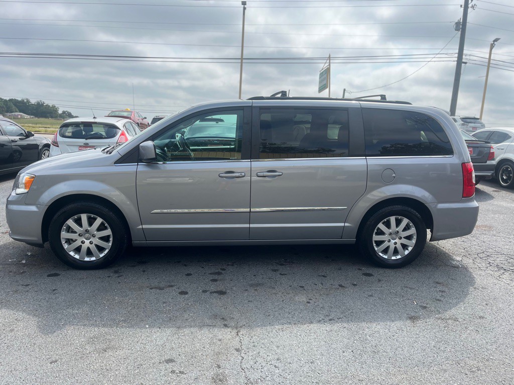 2016 Chrysler Town & Country Image 4