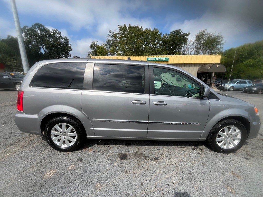2016 Chrysler Town & Country Image 5