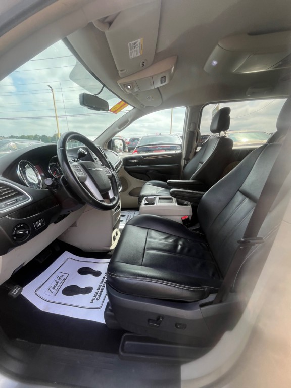 2016 Chrysler Town & Country Image 6