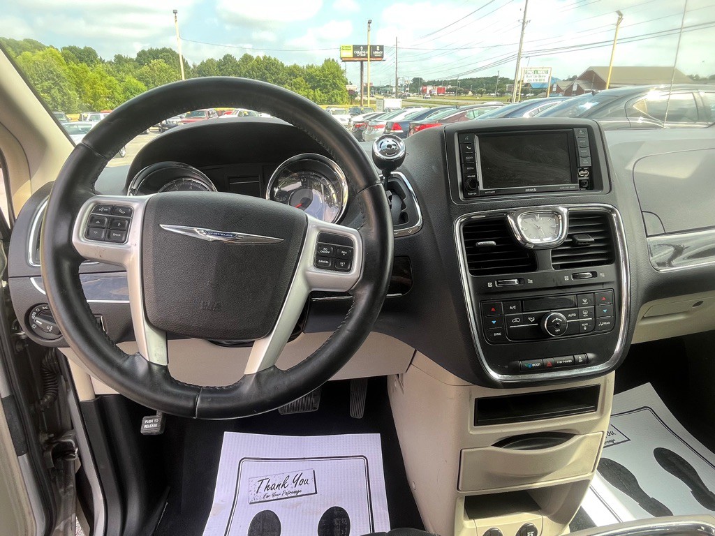 2016 Chrysler Town & Country Image 8