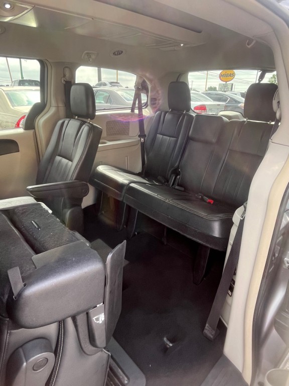 2016 Chrysler Town & Country Image 10