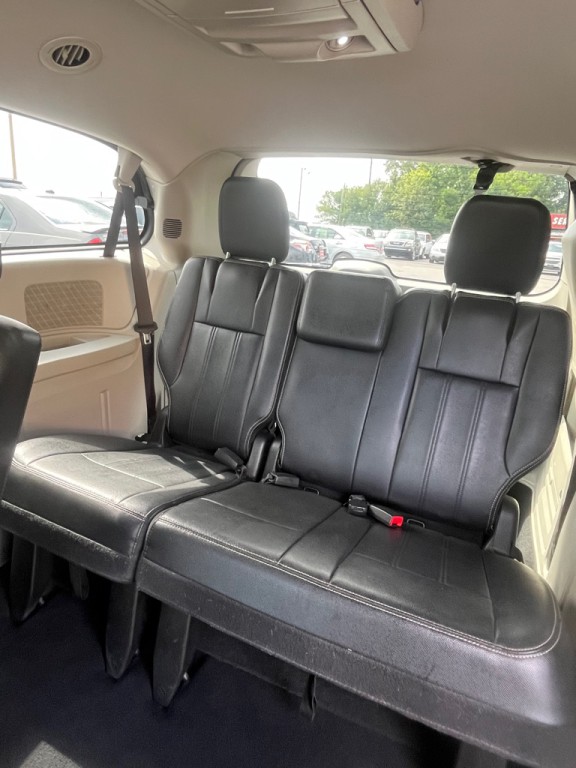 2016 Chrysler Town & Country Image 11