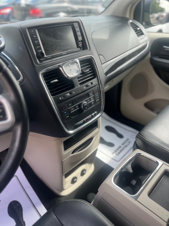 2016 Chrysler Town & Country Image 16