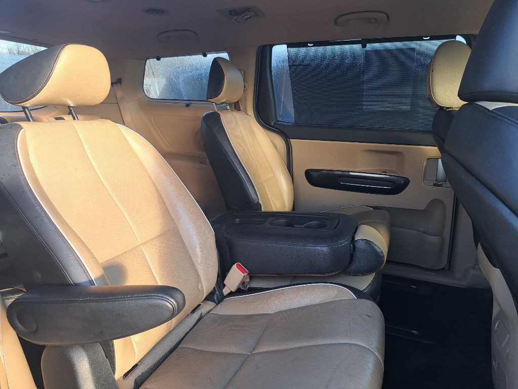 2015 Kia Sedona Image 3