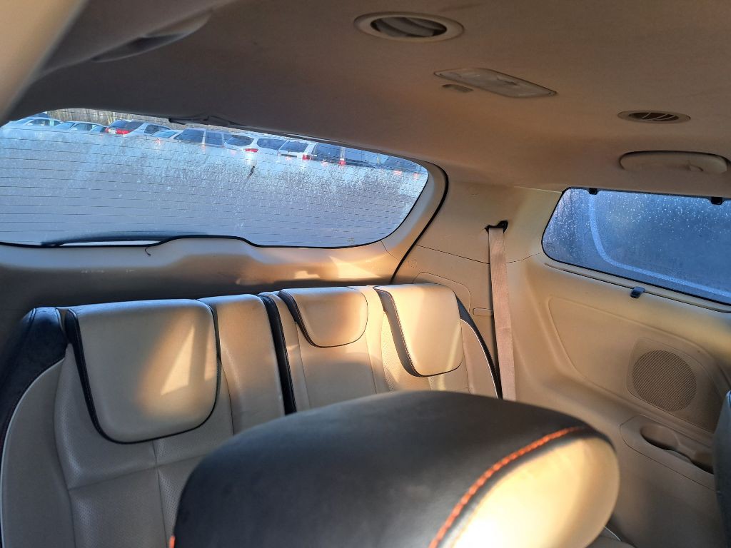 2015 Kia Sedona Image 4