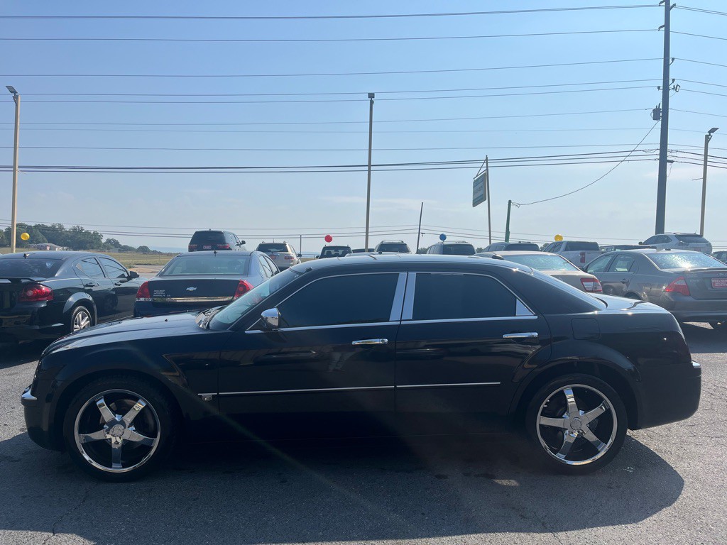 2005 Chrysler 300 Image 4