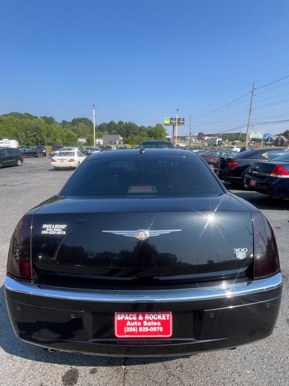2005 Chrysler 300 Image 6