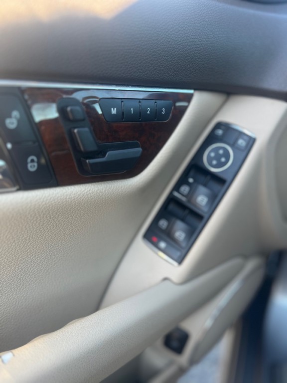 2010 Mercedes-Benz C-Class Image 9