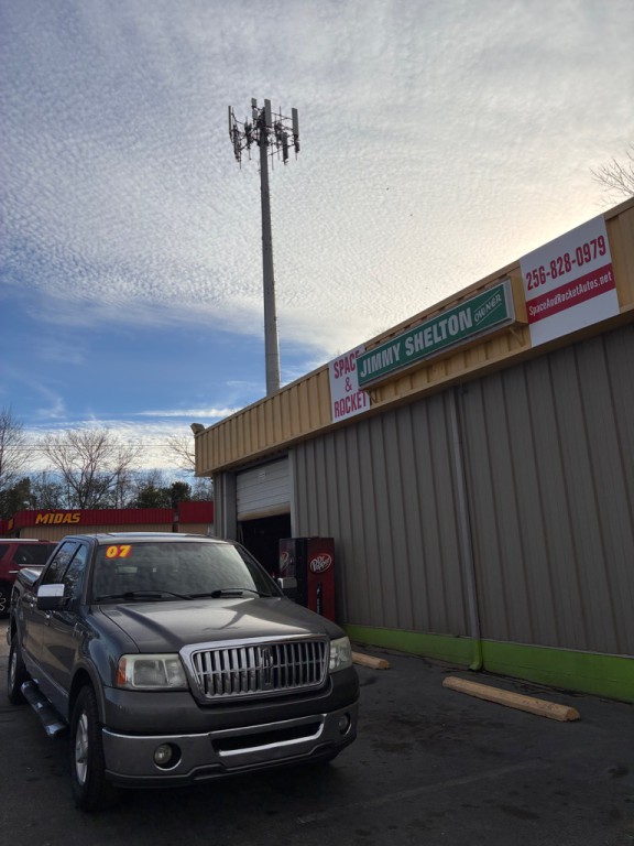 2007 Lincoln Mark LT Image 2