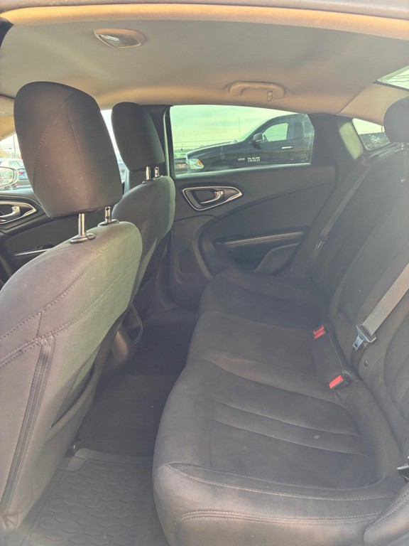 2015 Chrysler 200 Image 4