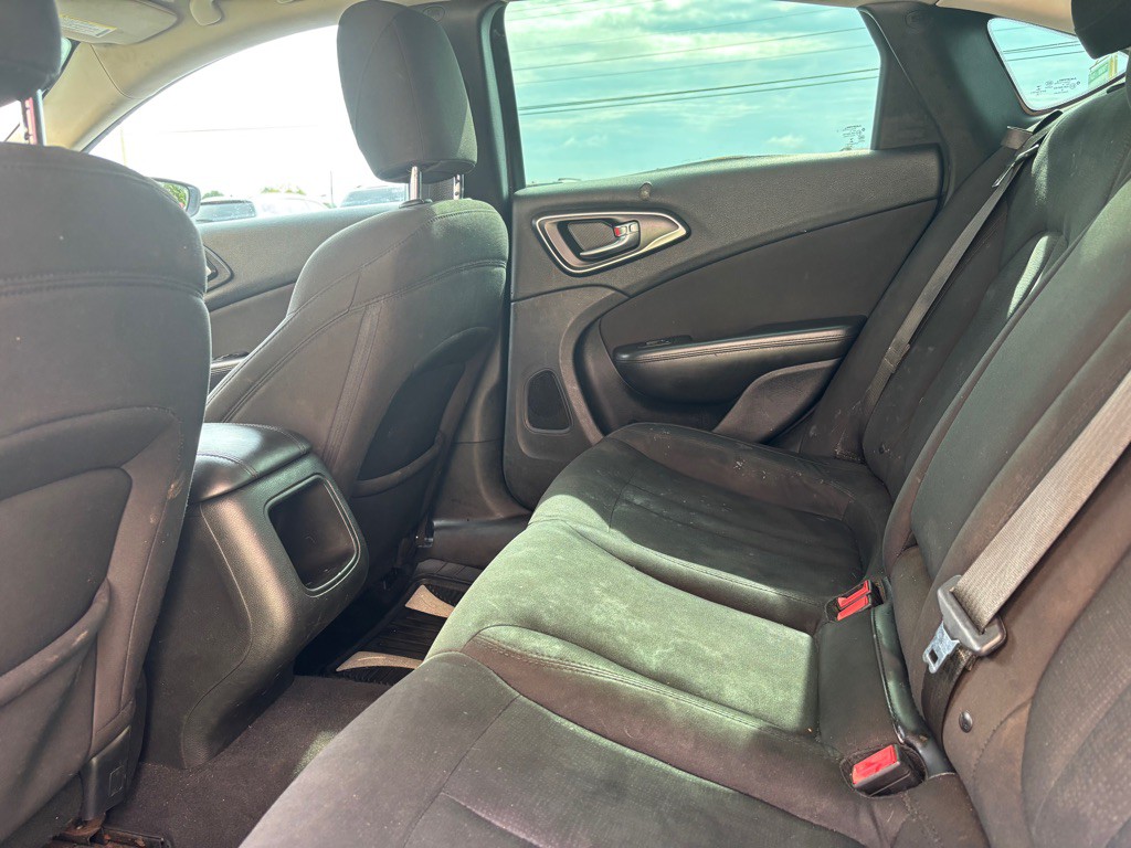 2015 Chrysler 200 Image 6