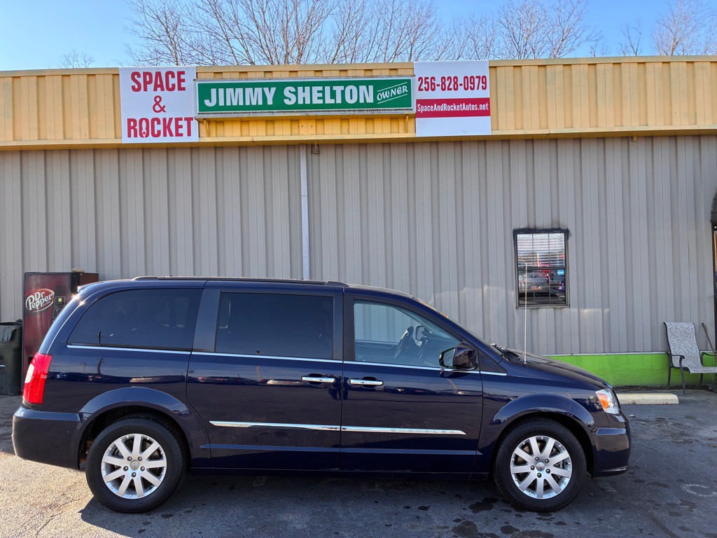 2016 Chrysler Town & Country Image 1