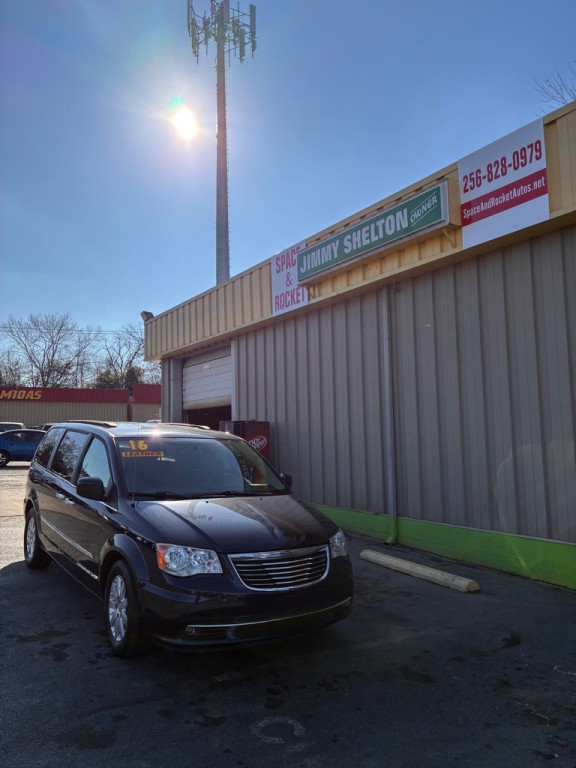2016 Chrysler Town & Country Image 2