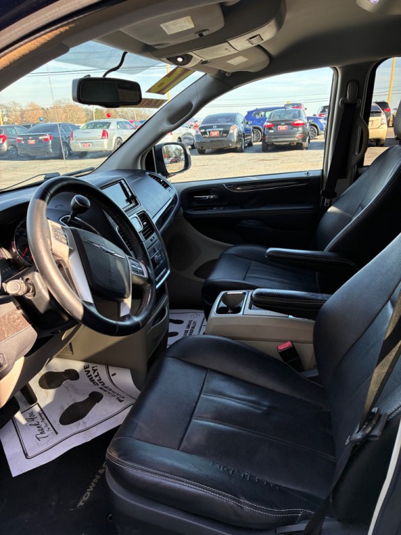 2016 Chrysler Town & Country Image 3