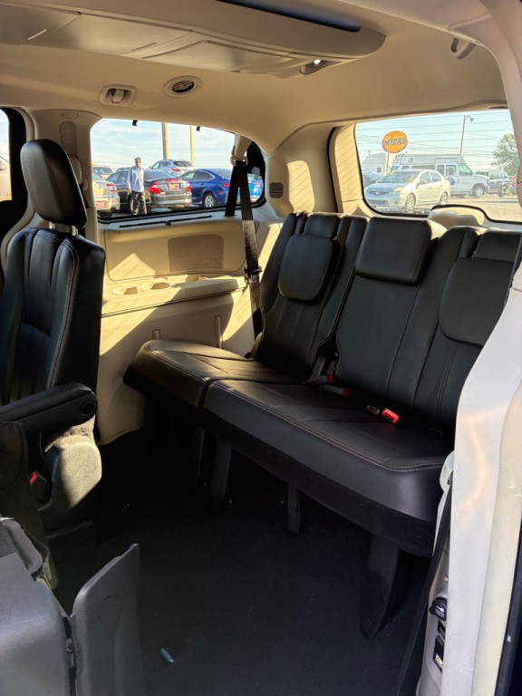 2016 Chrysler Town & Country Image 5