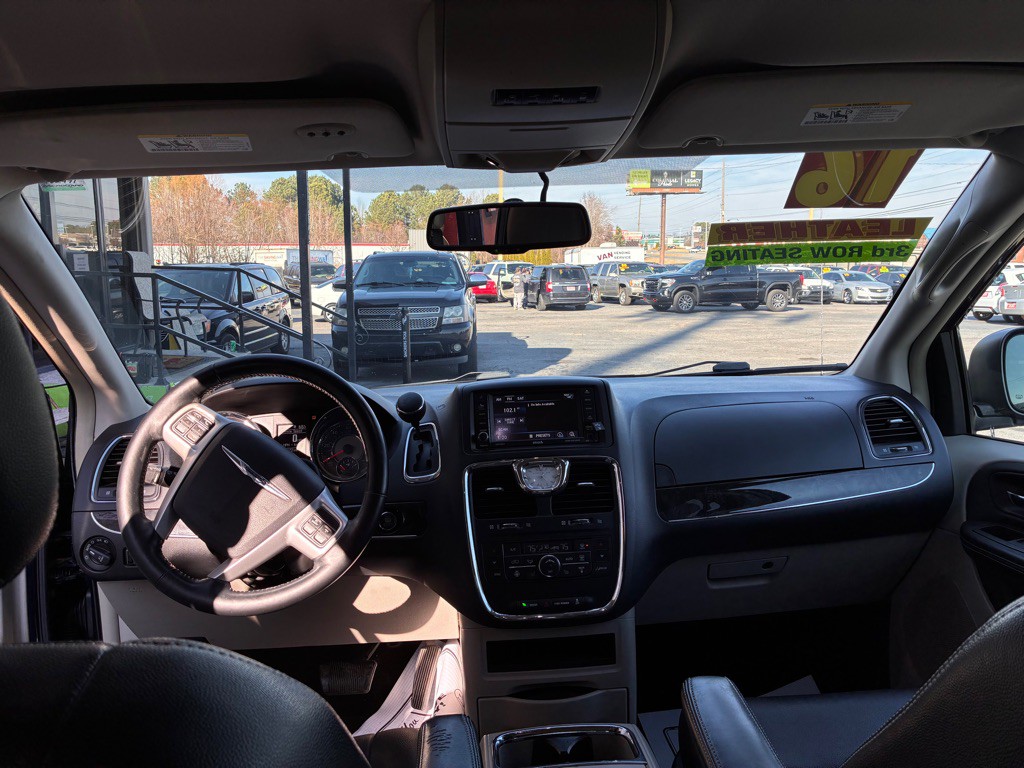 2016 Chrysler Town & Country Image 6