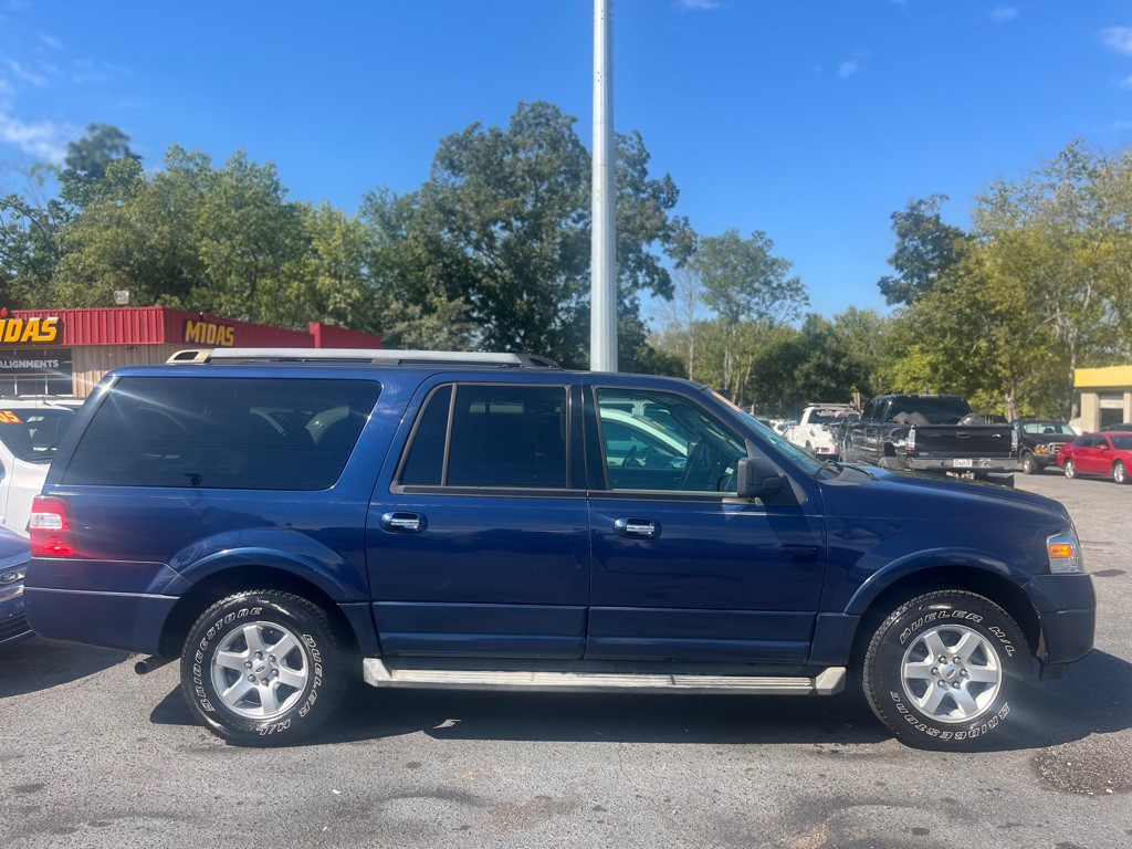 2010 Ford Expedition Image 2
