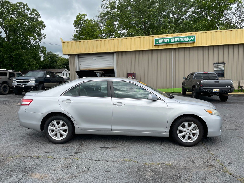 2010 Toyota Camry Image 1