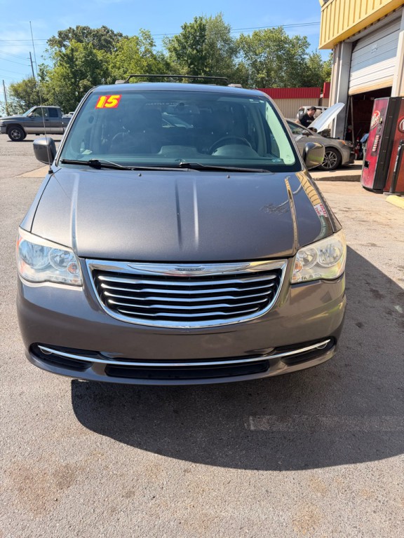 2015 Chrysler Town & Country Image 2