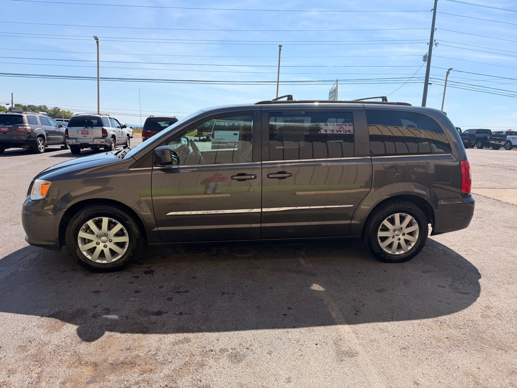 2015 Chrysler Town & Country Image 3