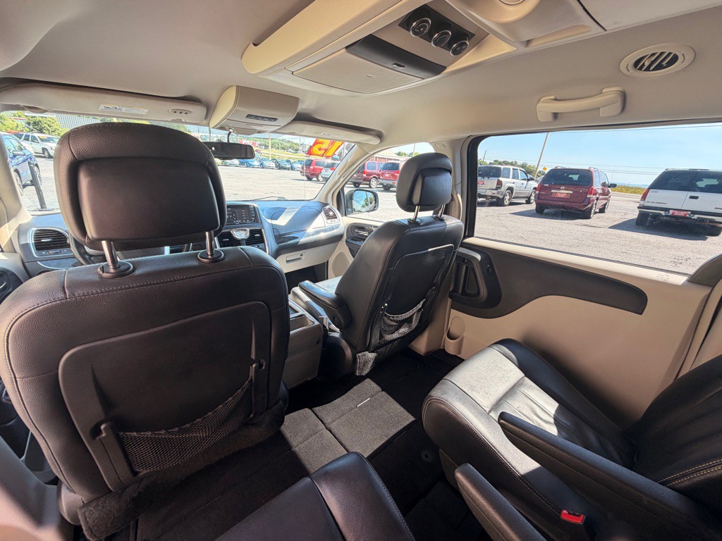 2015 Chrysler Town & Country Image 5