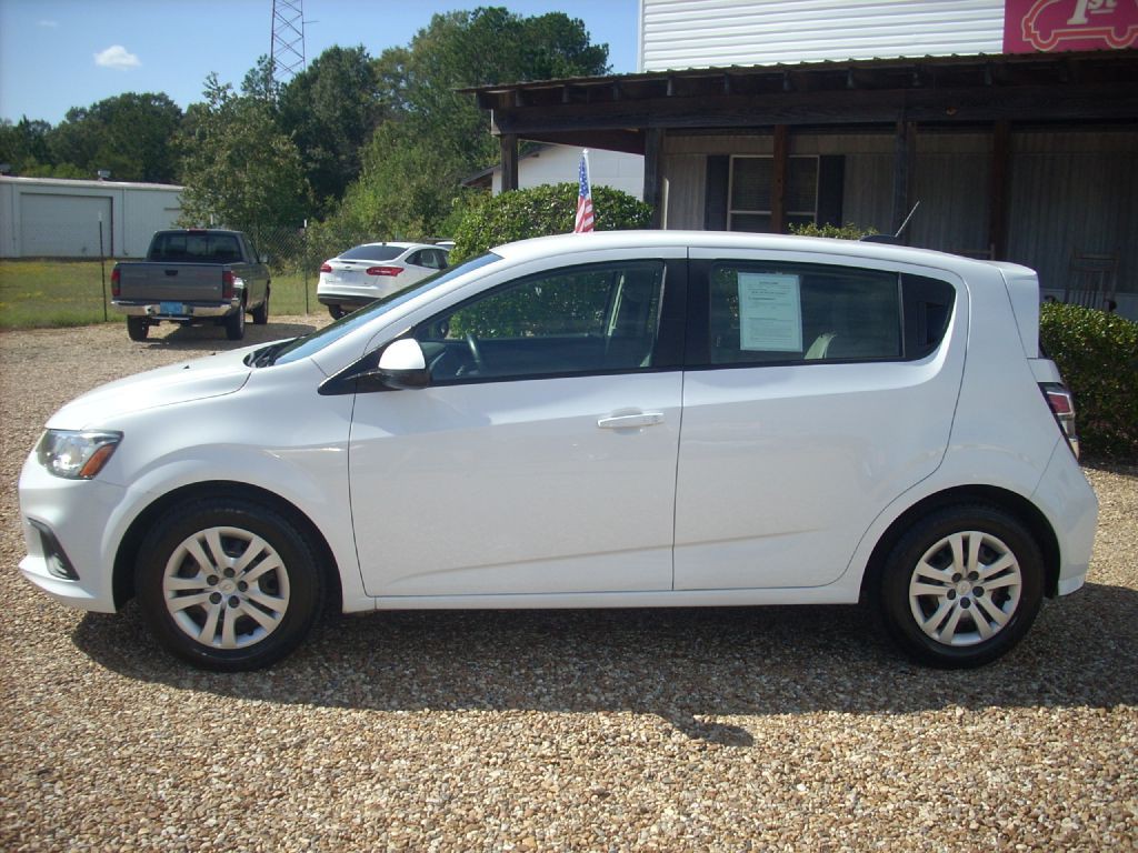 2020 Chevrolet Sonic Image 2