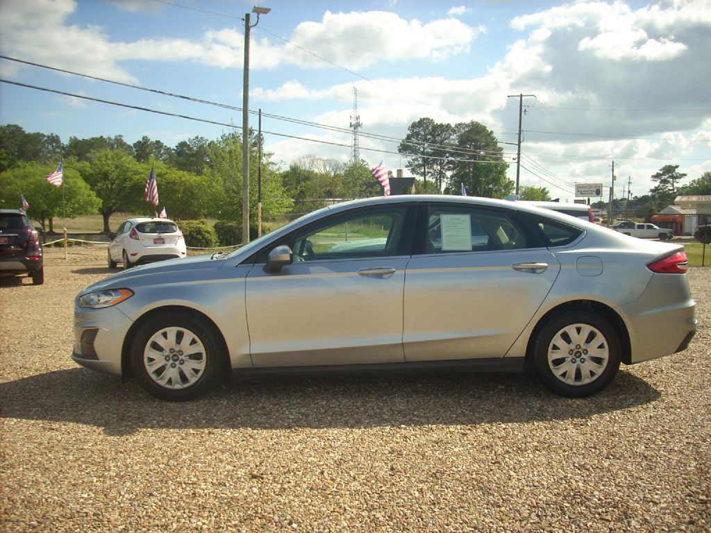 2020 Ford Fusion Image 2