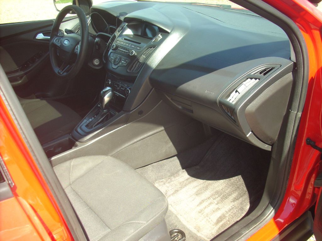 2016 Ford Focus Image 16