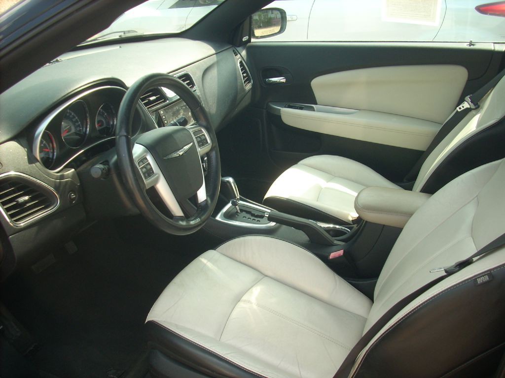 2012 Chrysler 200 Image 5