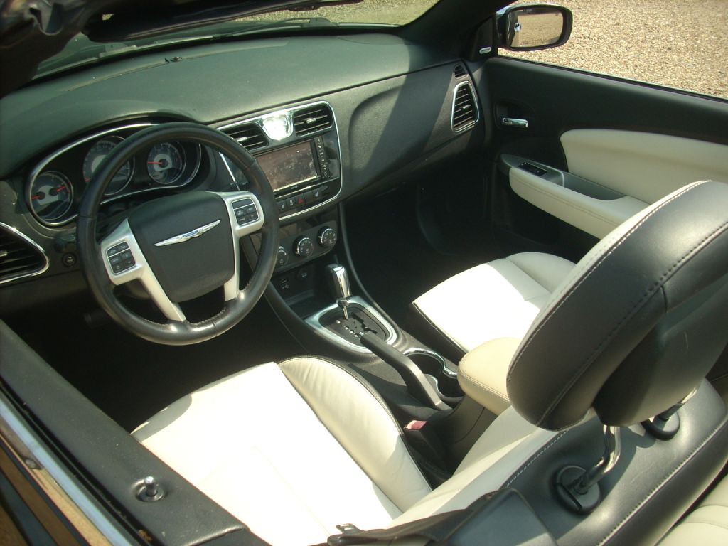 2012 Chrysler 200 Image 7