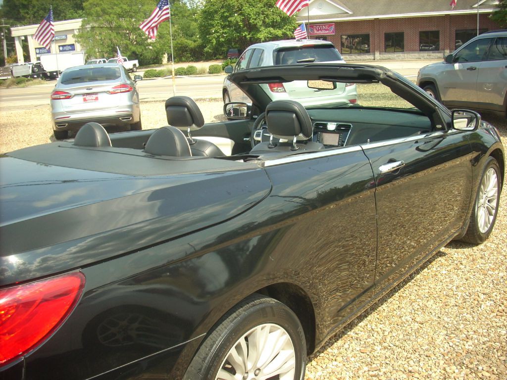 2012 Chrysler 200 Image 9