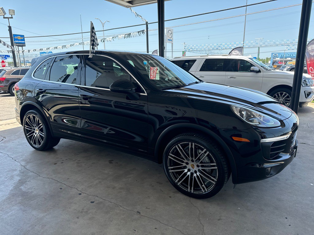 2016 Porsche Cayenne Image 2