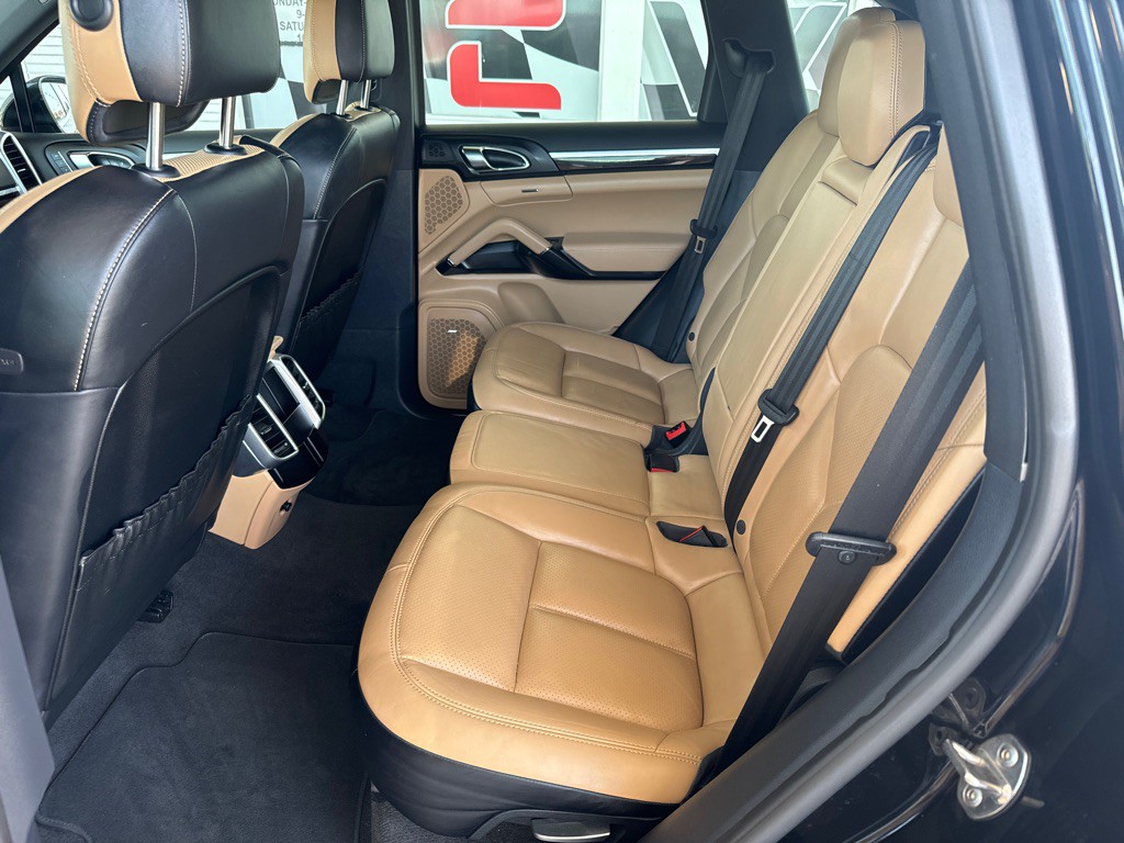2016 Porsche Cayenne Image 8