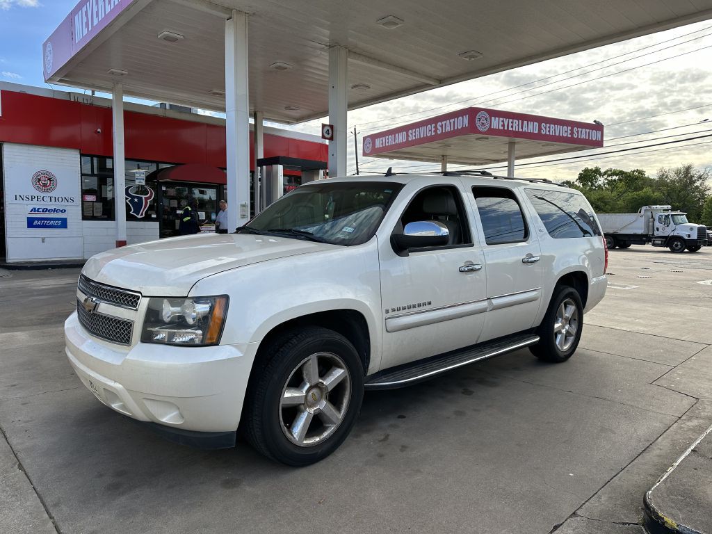 2008 Chevrolet Suburban Image 2