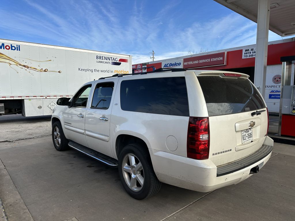 2008 Chevrolet Suburban Image 3