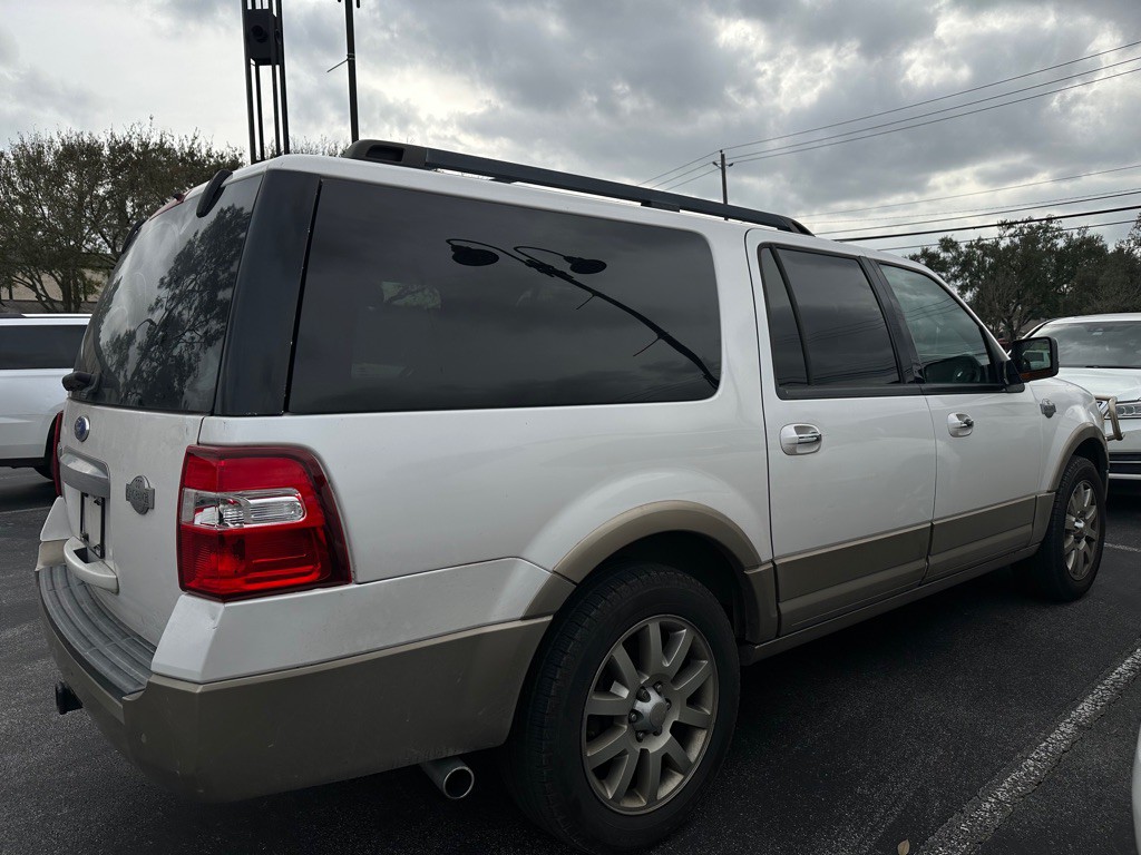 2011 Ford Expedition Image 2